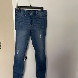 EUC Hollister distressed high rise jean legging, 9R with advanced stretch